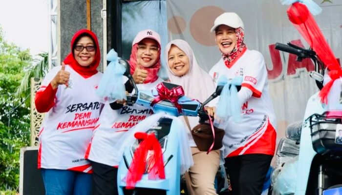 Ratusan Warga dan Pejabat Daerah Meriahkan Jalan Santai HUT ke-163 PMI di Bojonegoro