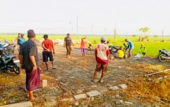 Warga Dusun Bayem Bojonegoro Gotong Royong Bangun Pondasi Pembatas