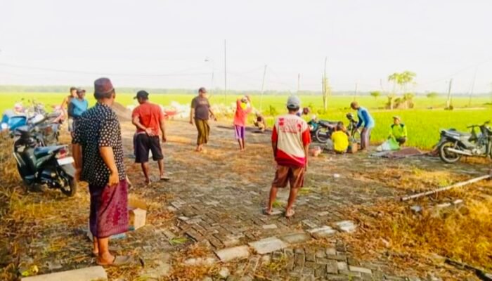 Warga Dusun Bayem Bojonegoro Gotong Royong Bangun Pondasi Pembatas
