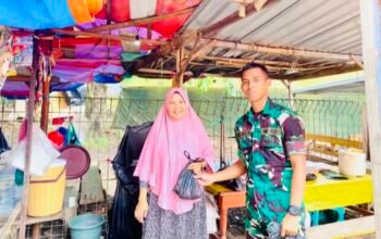TNI Yonif TP 885/Belibis Putih Bagikan Daging Kurban untuk Warga Bojonegoro