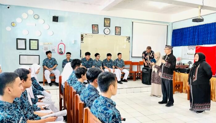 Disdukcapil Bojonegoro Jemput Bola KTP-el di Sekolah