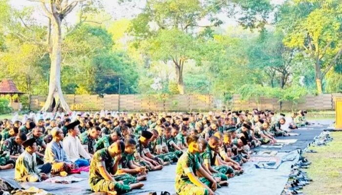 Perkuat Sinergitas, Personel Yonif TP 885/Belibis Putih dan Warga Dander Gelar Sholat Idul Adha Bersama