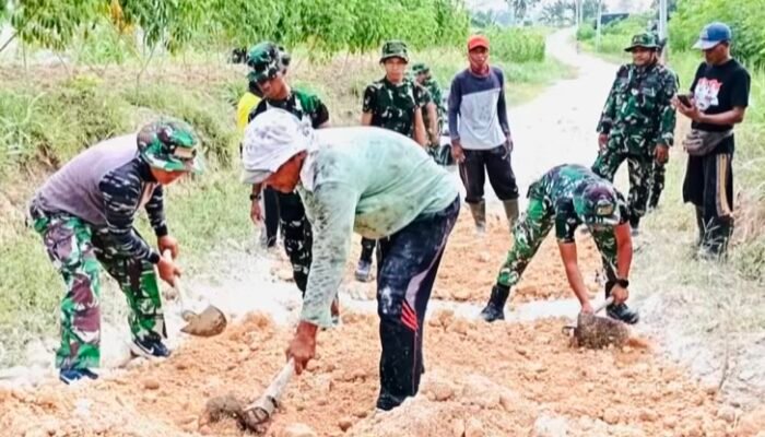 Gercep Bantu Warga, Babinsa Bubulan Bojonegoro Turun Tangan Uruk Jalan Dusun