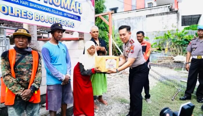 Sambut Hari Bhayangkara ke-80, Polres Bojonegoro Bedah Rumah Warga Tak Layak Huni di Balen