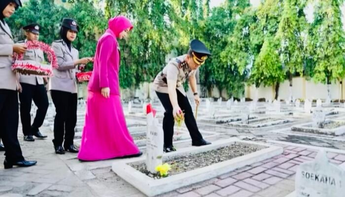 Polres Bojonegoro Ziarah ke Tiga Makam Pahlawan Jelang Hari Bhayangkara