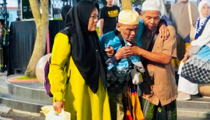 Jamaah Haji Bojonegoro Tiba, Isak Tangis Keluarga Pecah