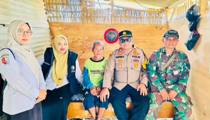 Sinergi Dinsos Bojonegoro dan Polsek Kalitidu Sambangi Mbah Suparman di Area Pemakaman