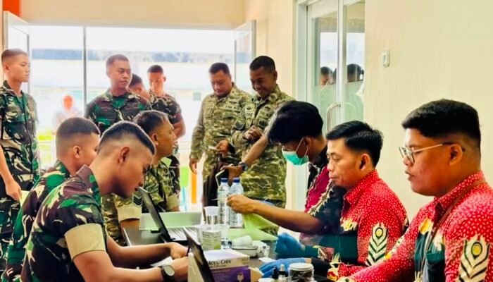 Bukan Cuma Jaga Keamanan, Prajurit Yonif 885 Luluhkan Lengan demi Sesama
