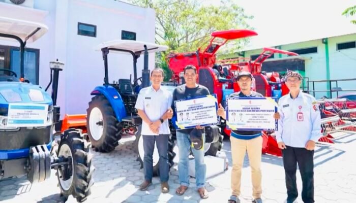 Pemkab Bojonegoro Serahkan Bantuan Sarpras Tani untuk 99 Poktan