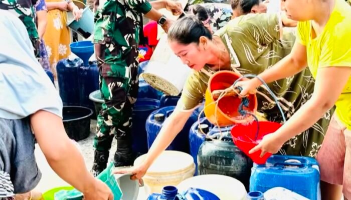 Prajurit Yonif TP-885/BP Pasok Air Bersih di Desa Bakulan