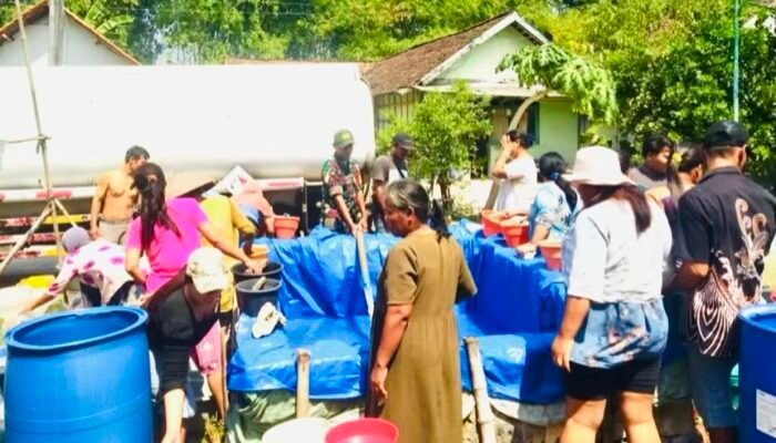 Kodim 0813 Bojonegoro Salurkan 16 Ribu Liter Air Bersih di Sukosewu