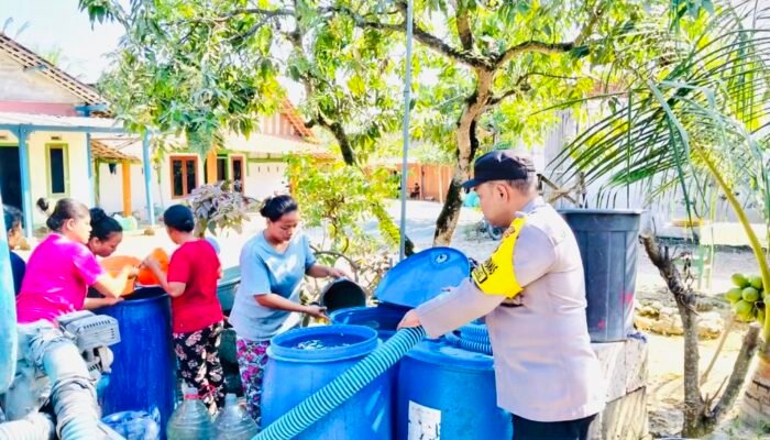 Polsek Ngambon Pasok 16.000 Liter Air Bersih ke Desa Nglampin