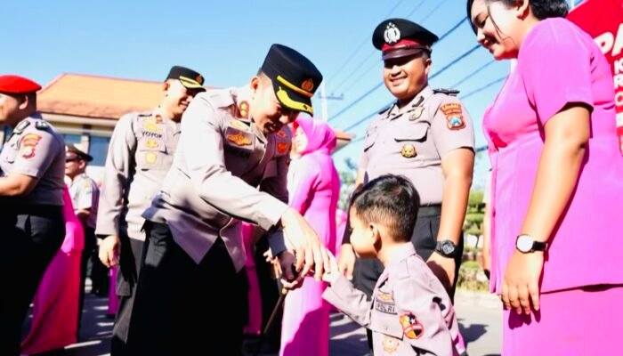 Tradisi Siraman Damkar Warnai Kenaikan Pangkat 79 Polisi di Bojonegoro
