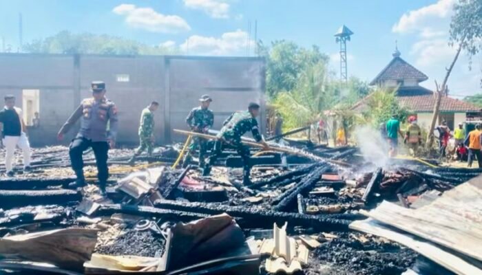 Aksi Cepat Yonif TP-885/Belibis Putih Padamkan Kebakaran Rumah Warga di Temayang