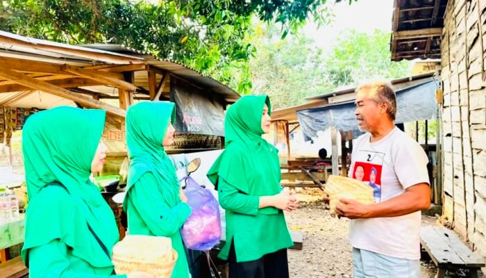 Eratkan Silaturahmi, Yonif TP-885/Belibis Putih Salurkan Bantuan Telur ke Warga