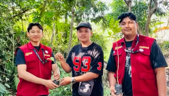Upaya Lestarikan Mata Air, KKN Kelompok 20 Unigoro Hijaukan Desa Meduri Bojonegoro