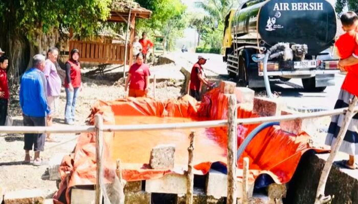 KKN Kelompok 10 Unigoro dan Pemdes Trenggulunan Bagikan Air Bersih di Ngasem