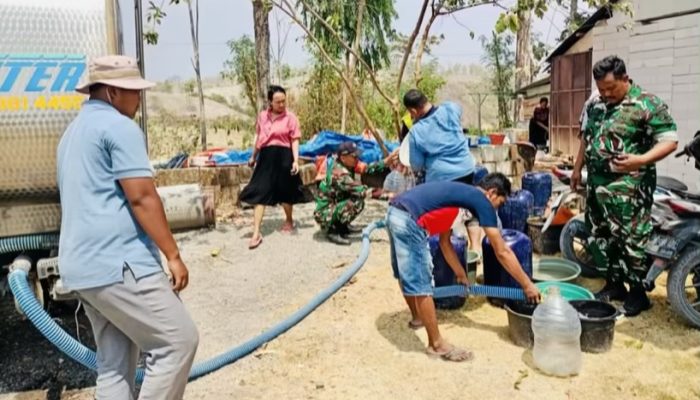 Sumber Air Mengering, Kodim Bojonegoro Kirim Bantuan Air Bersih