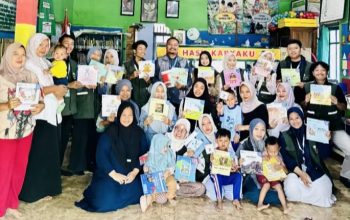 Tekan Kecanduan Gadget pada Anak, Relima Perpusnas RI dan KKN Unugiri Gelar Tur Literasi di Kebonagung