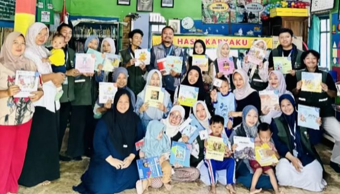 Tekan Kecanduan Gadget pada Anak, Relima Perpusnas RI dan KKN Unugiri Gelar Tur Literasi di Kebonagung