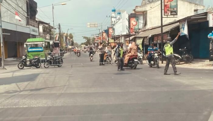 Polsek Kedungadem Amankan Pawai Payung Hias HUT ke-81 RI