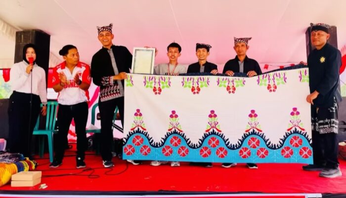 Batik Lelaku Sulur Wungu Dapat Perlindungan Hak Cipta, KKN 39 UNUGIRI Serahkan Surat Pencatatan kepada Camat