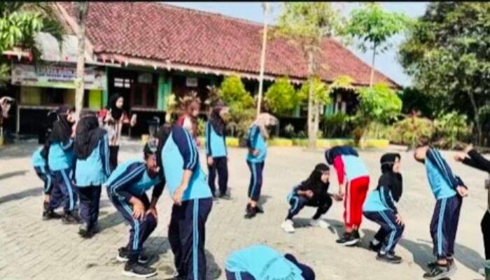 Kelompok 20 Universitas Bojonegoro Adakan Senam dan Outbond di Margomulyo