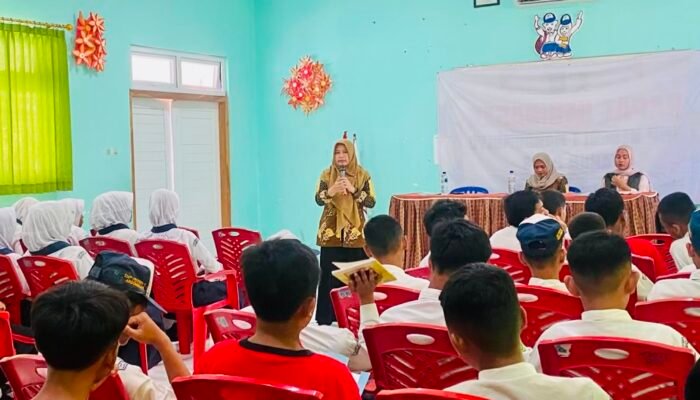 KKN PINTAR UNUGIRI Kelompok 39 Gandeng Puskesmas Margomulyo Sosialisasikan Pencegahan HIV/AIDS kepada Remaja SMPN 1 Margomulyo