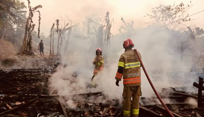 Kebakaran di Ngraho Bojonegoro, 3 Rumah Kayu Ludes Terbakar