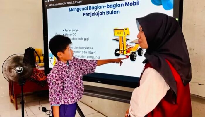 KKN Kelompok 20 Universitas Bojonegoro Edukasi Robot Mobil Surya di SDN Meduri 4