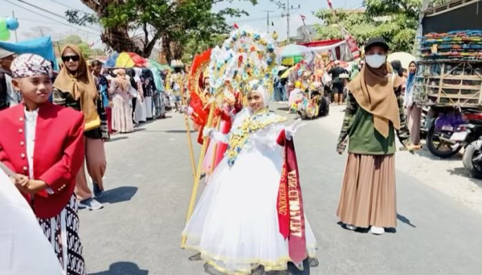 Tak Surut Ditimpa Terik Matahari, Pelajar Kedungadem Kobarkan Semangat Perjuangan di Pawai Budaya