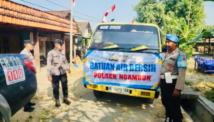 Polsek Ngambon Bojonegoro Salurkan 8.000 Liter Air Bersih