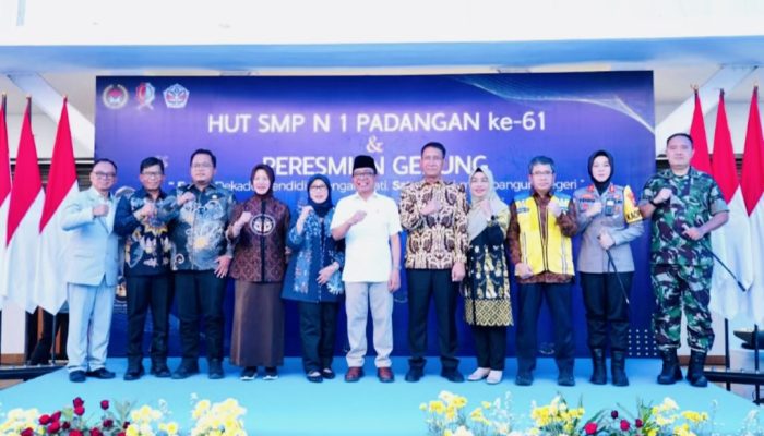 Menko PMK Pratikno Resmikan Gedung Baru dan Hadiri HUT ke-61 SMPN 1 Padangan