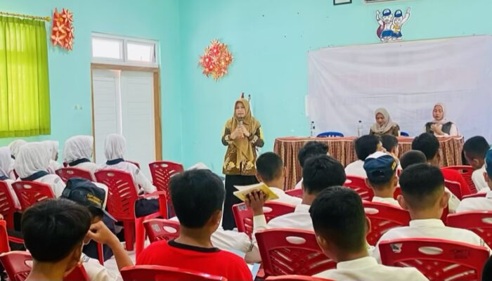 KKN PINTAR UNUGIRI Kelompok 39 Gandeng Puskesmas Margomulyo Sosialisasikan Pencegahan HIV/AIDS kepada Remaja SMPN 1 Margomulyo