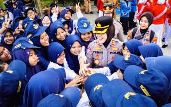 Polwan Goes To School: AKBP Yenni Diarty Edukasi Siswa SMPN 5 Bojonegoro