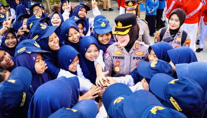 Polwan Goes To School: AKBP Yenni Diarty Edukasi Siswa SMPN 5 Bojonegoro