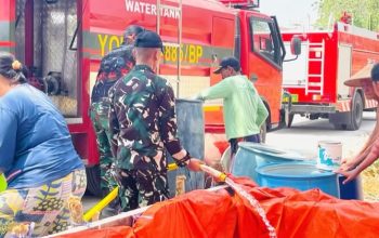 Hadir di Tengah Warga, Yonif TP 885 Gandeng SMPN 1 Dander Bagi Air Bersih