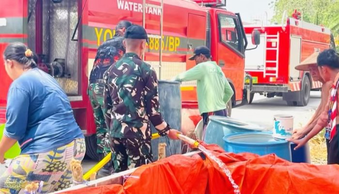 Hadir di Tengah Warga, Yonif TP 885 Gandeng SMPN 1 Dander Bagi Air Bersih