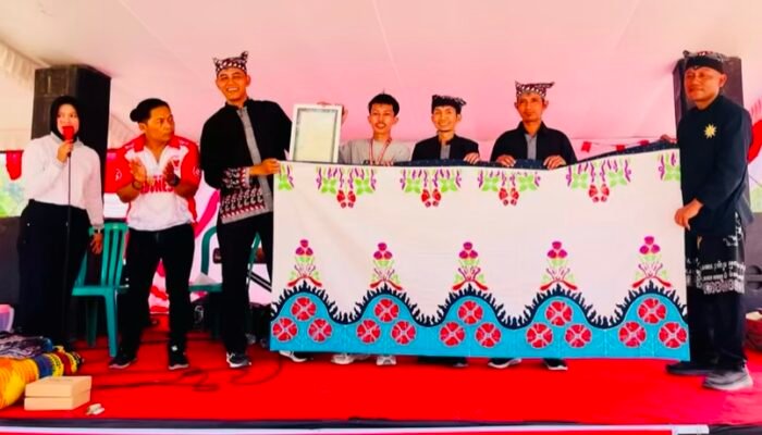 Batik Lelaku Sulur Wungu Dapat Perlindungan Hak Cipta, KKN 39 UNUGIRI Serahkan Surat Pencatatan kepada Camat