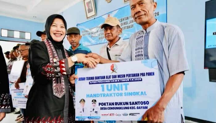 Nurul Azizah Serahkan Alsinta Ke 12 Poktan Bojonegoro