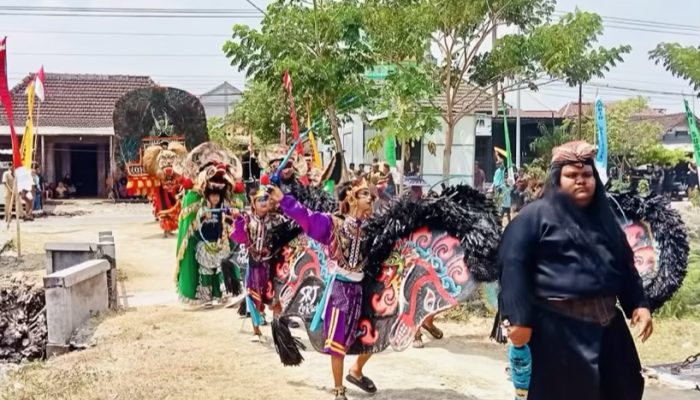 Pawai Budaya Megale Carnival Bojonegoro Sedot Perhatian Warga