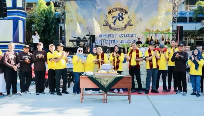 Dies Natalis ke-78 SMAN 1 Bojonegoro Berbagi Bersama Siswa SLB