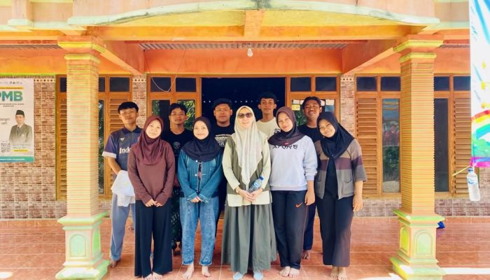 Dr. Hj. Ifa Khoiria Ningrum Turun Langsung ke Posko KKN Kelompok 39 di Margomulyo