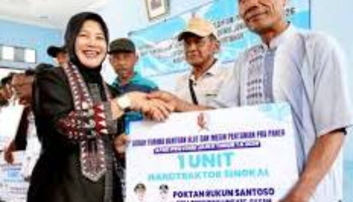 Nurul Azizah Serahkan Alsinta Ke 12 Poktan Bojonegoro