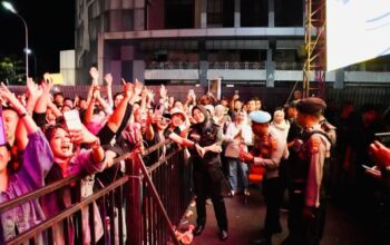 Sapa Penonton di Panggung, AKBP Yenni Diarty Pastikan Konser NDX AKA di Bojonegoro Aman