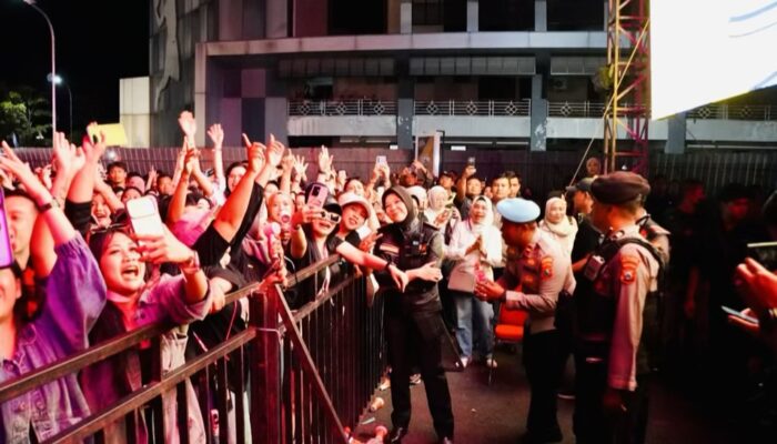 Sapa Penonton di Panggung, AKBP Yenni Diarty Pastikan Konser NDX AKA di Bojonegoro Aman