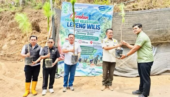 Masyarakat dan Pemerintah Nganjuk Gelar Penghijauan di Lereng Gunung Wilis