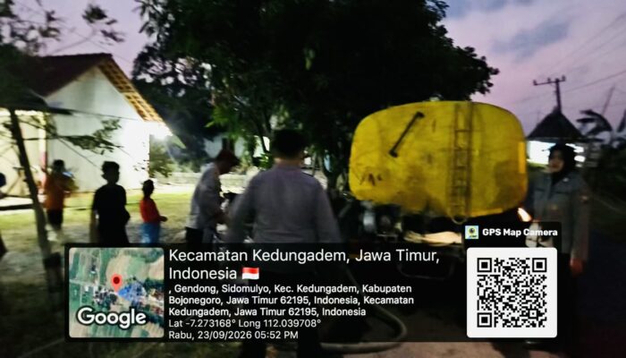 Polsek Kedungadem dan BKP Salurkan 25 Ribu Liter Air Bersih