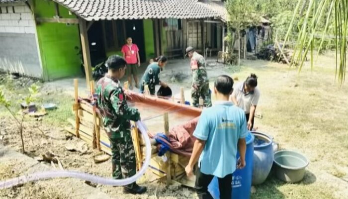 Bantu Warga Terdampak Kemarau, Kodim 0813 Bojonegoro Salurkan Air Bersih
