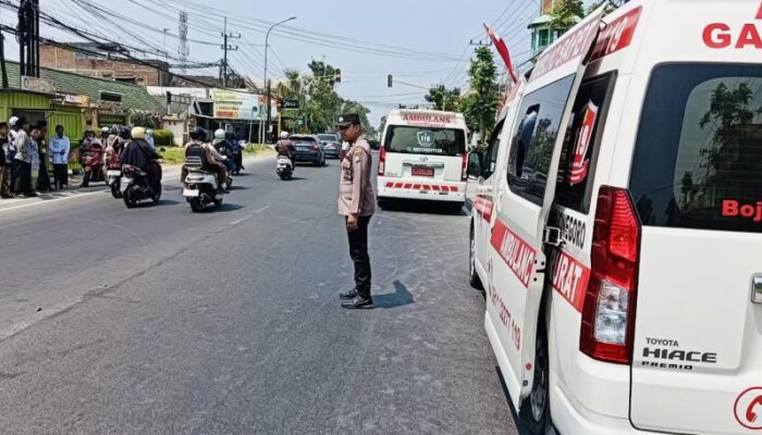 Polsek Dander Evakuasi Korban Lakalantas di Sumbertlaseh Bojonegoro